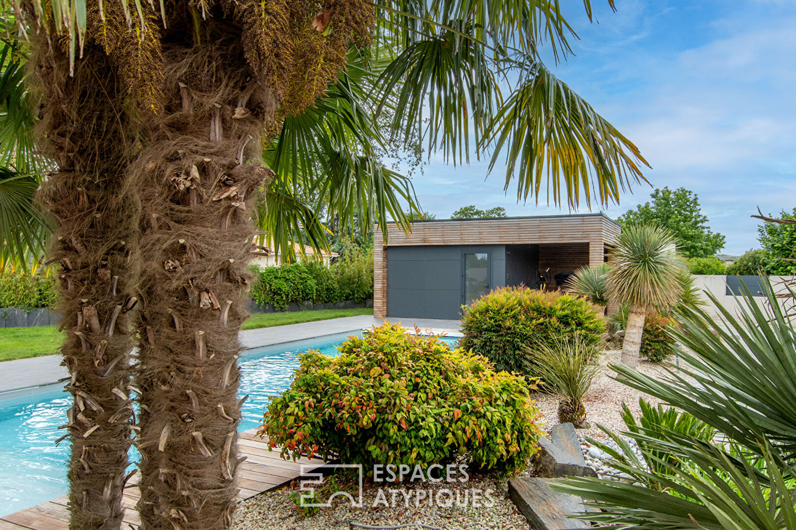 Contemporary villa with swimming pool