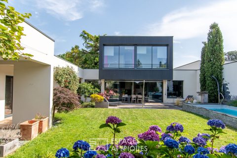 Discreet architect-designed house with swimming pool