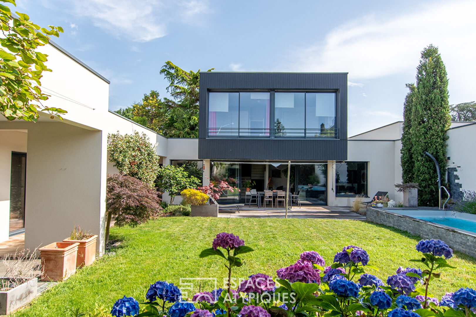 Discreet architect-designed house with swimming pool