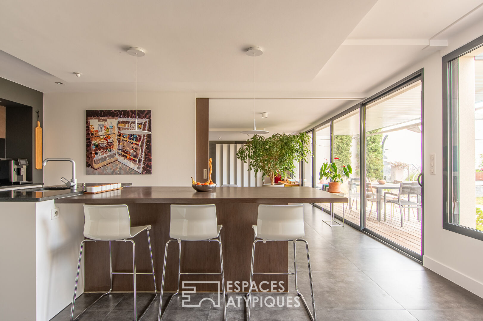 Discreet architect-designed house with swimming pool