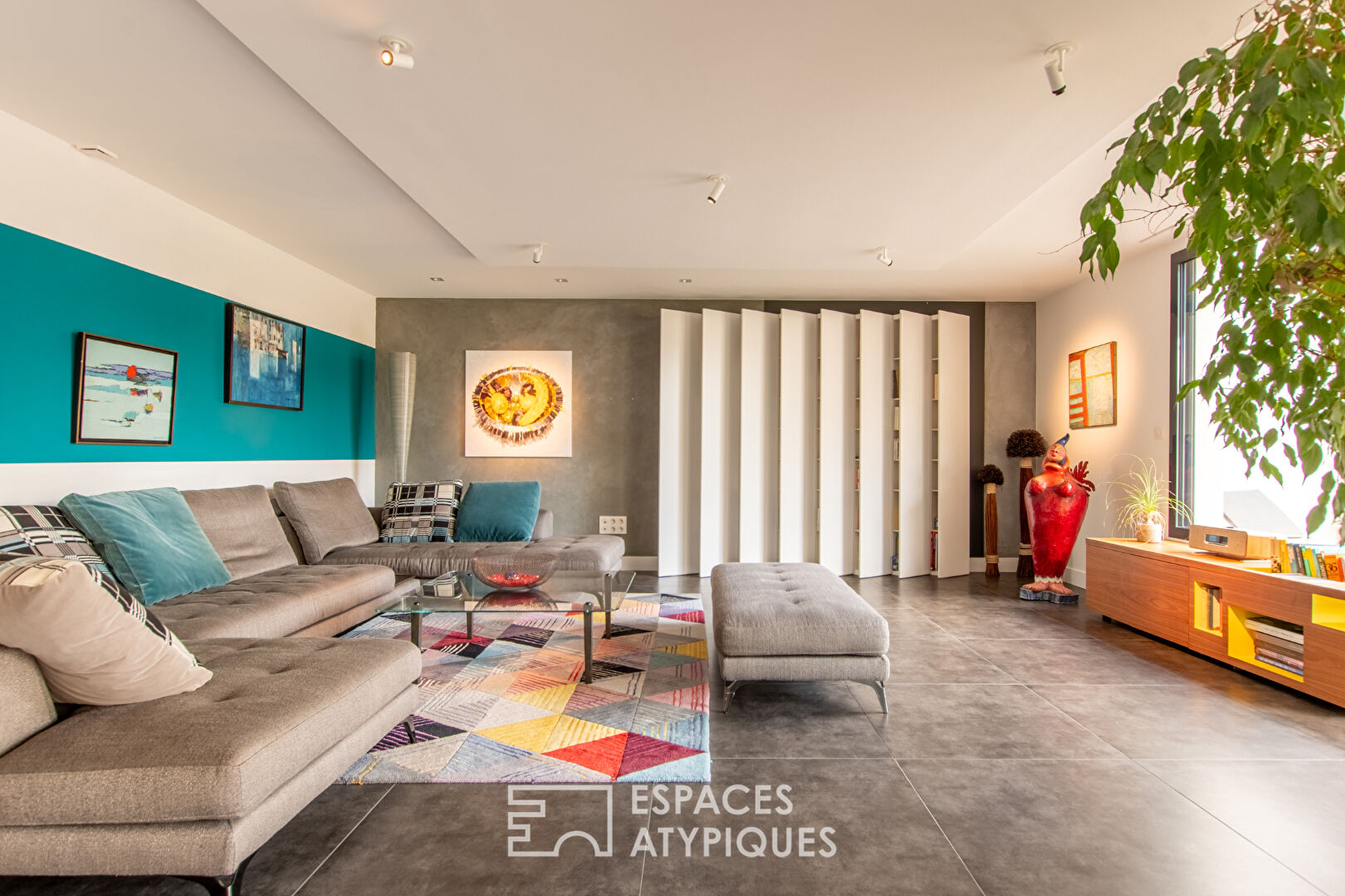 Discreet architect-designed house with swimming pool