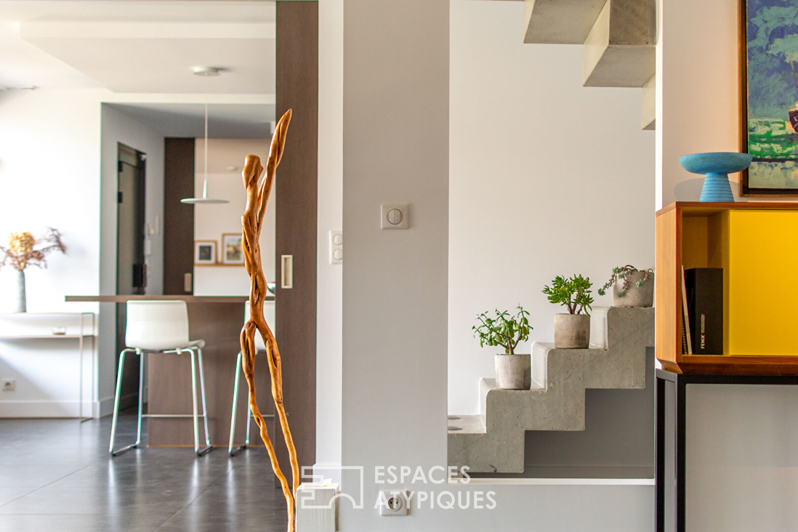 Discreet architect-designed house with swimming pool