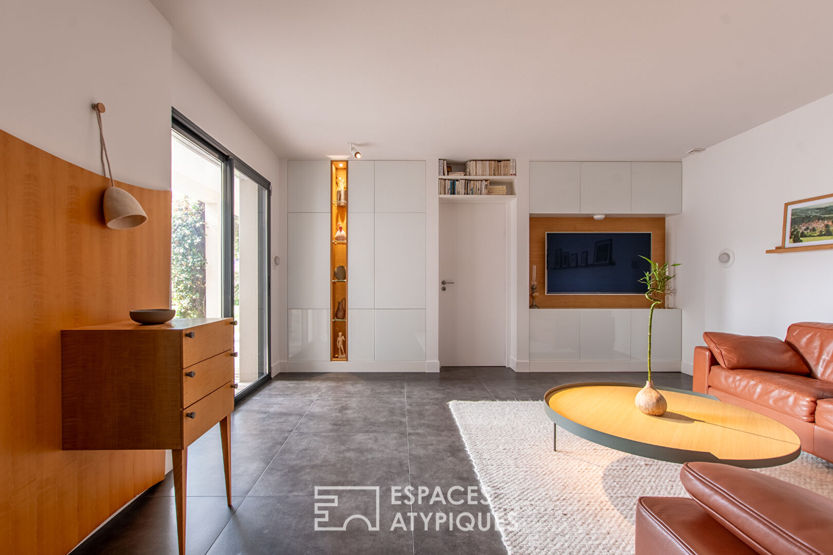 Discreet architect-designed house with swimming pool