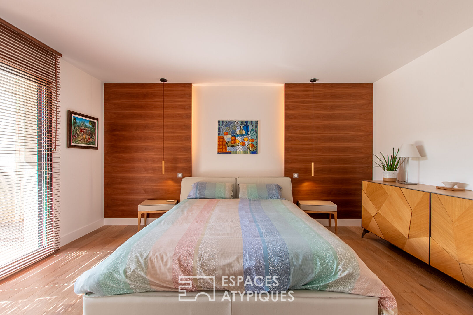 Discreet architect-designed house with swimming pool