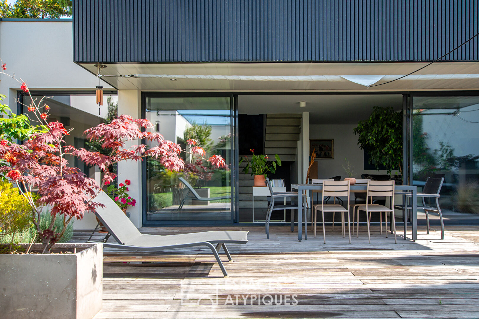 Discreet architect-designed house with swimming pool