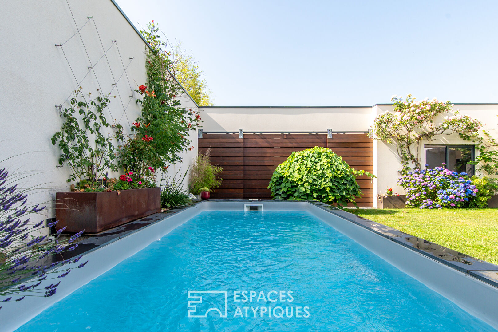 Discreet architect-designed house with swimming pool