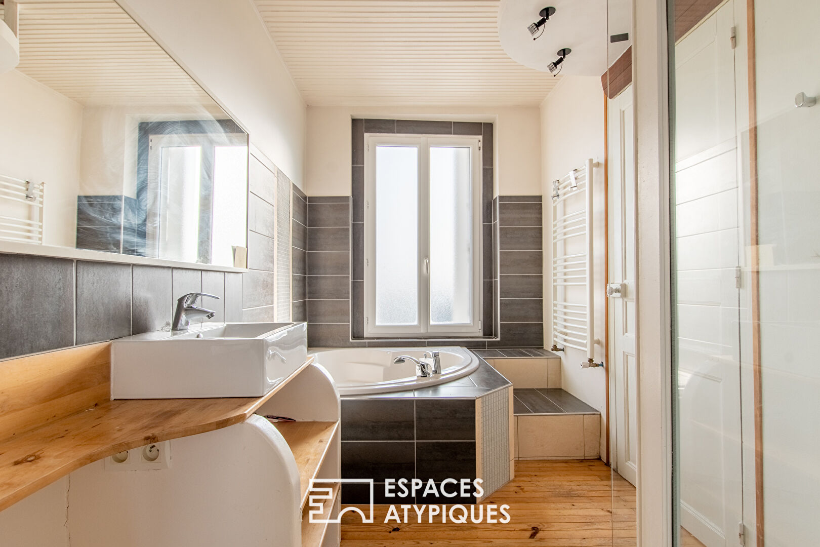 Maison rénovée : entre chaleur et luminosité