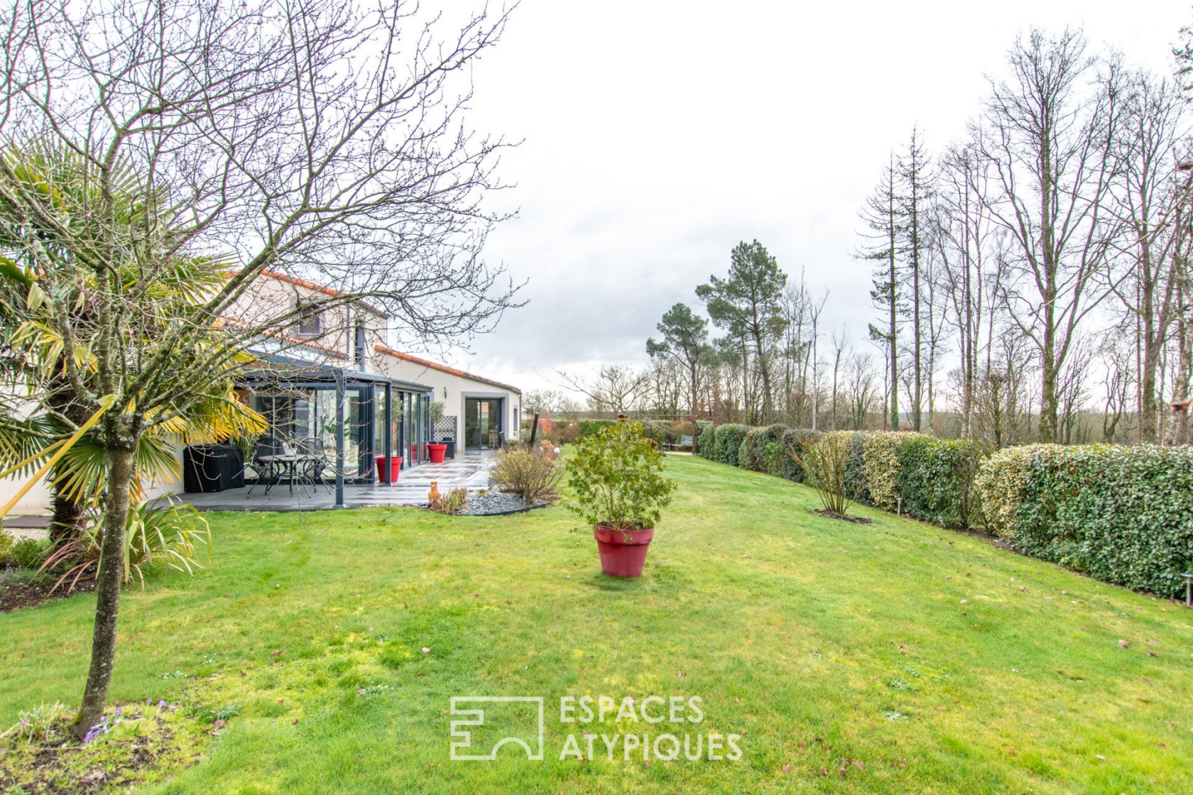 Maison d’architecte en lisière de forêt avec piscine intérieure