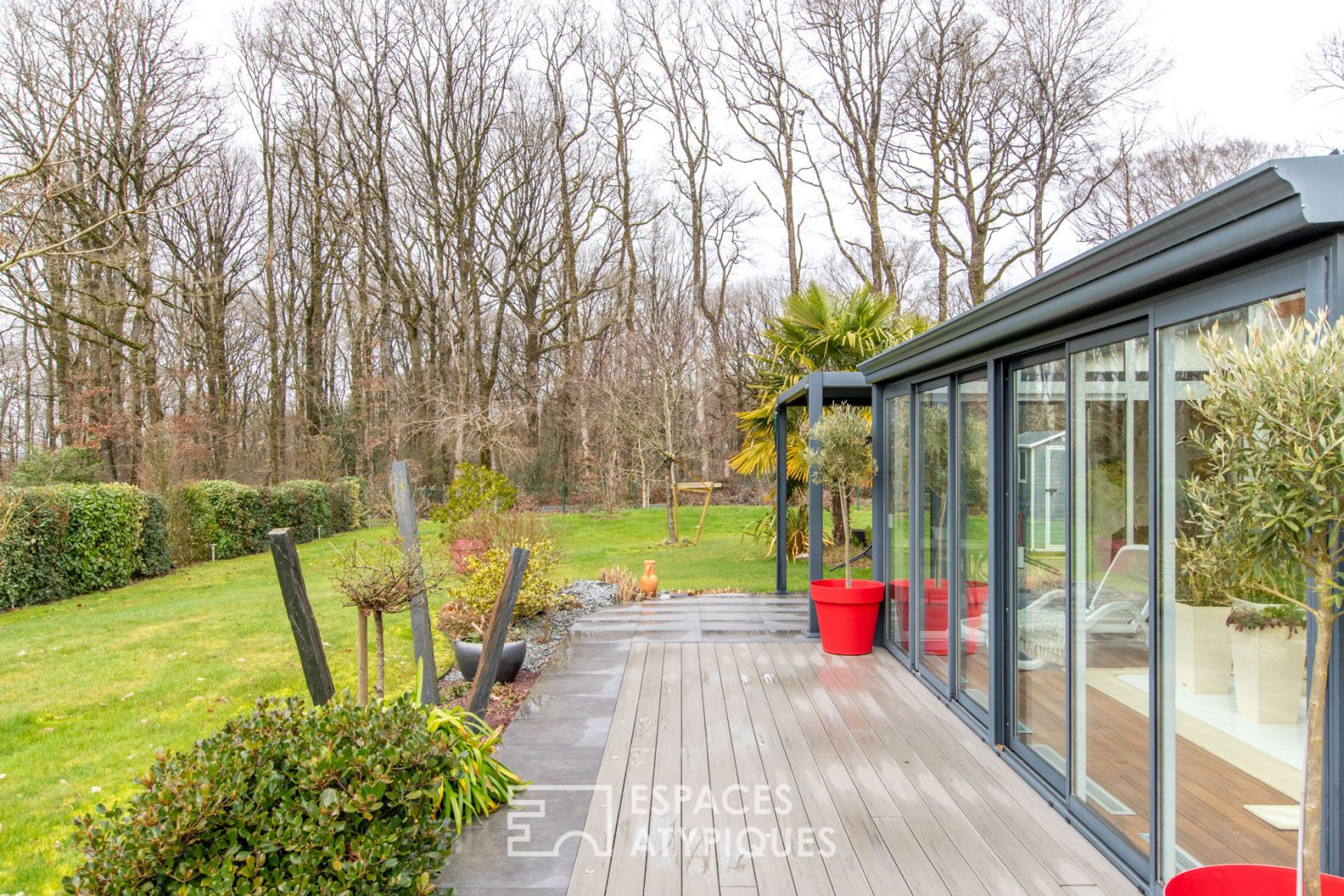 Maison d’architecte en lisière de forêt avec piscine intérieure
