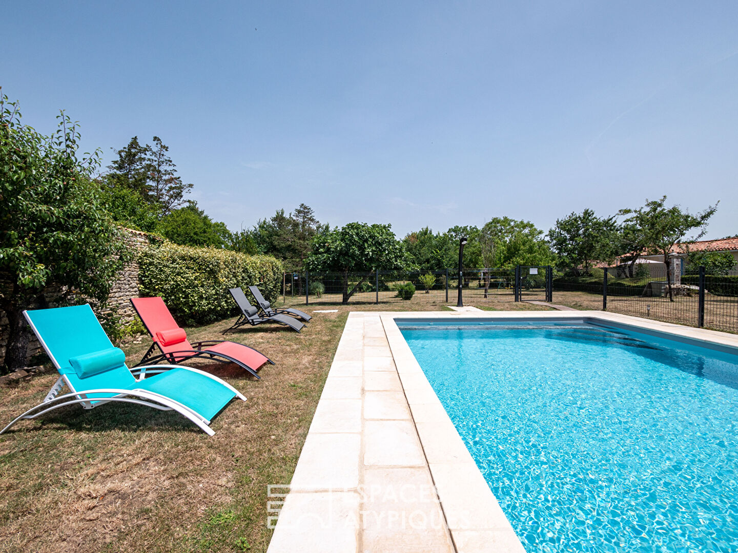 Propriété avec gîtes et piscine au charme bucolique