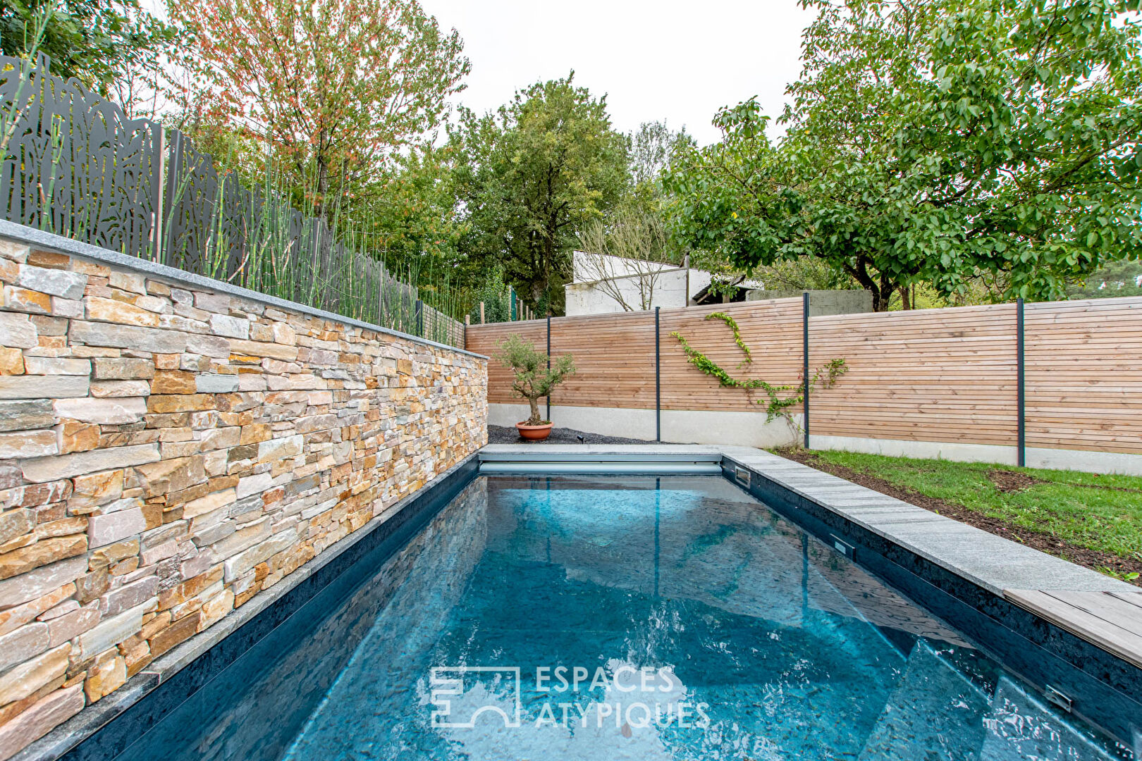 Contemporaine avec piscine dans son écrin paysager