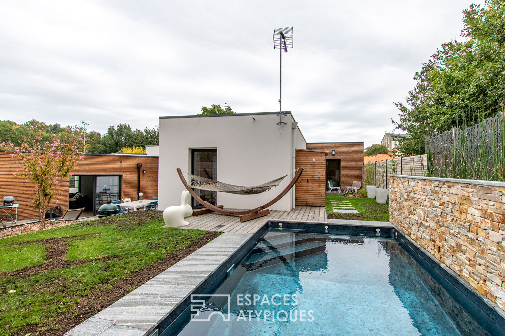 Contemporaine avec piscine dans son écrin paysager