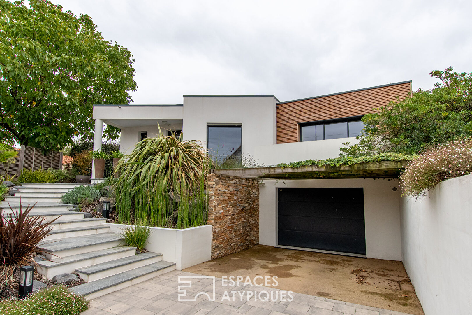 Contemporaine avec piscine dans son écrin paysager