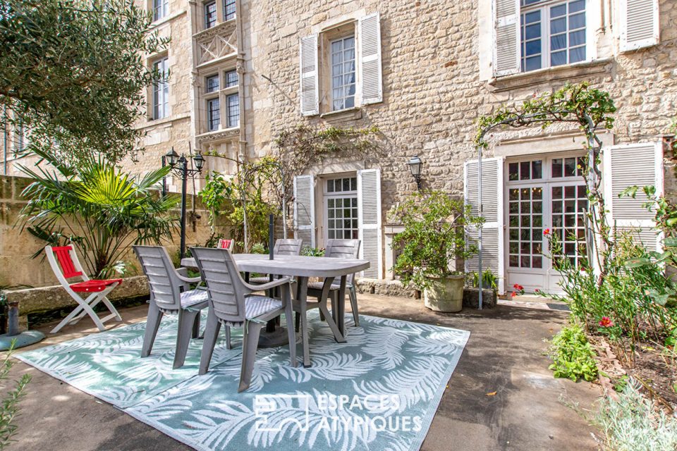 Grande maison de ville historique avec terrasse suspendue