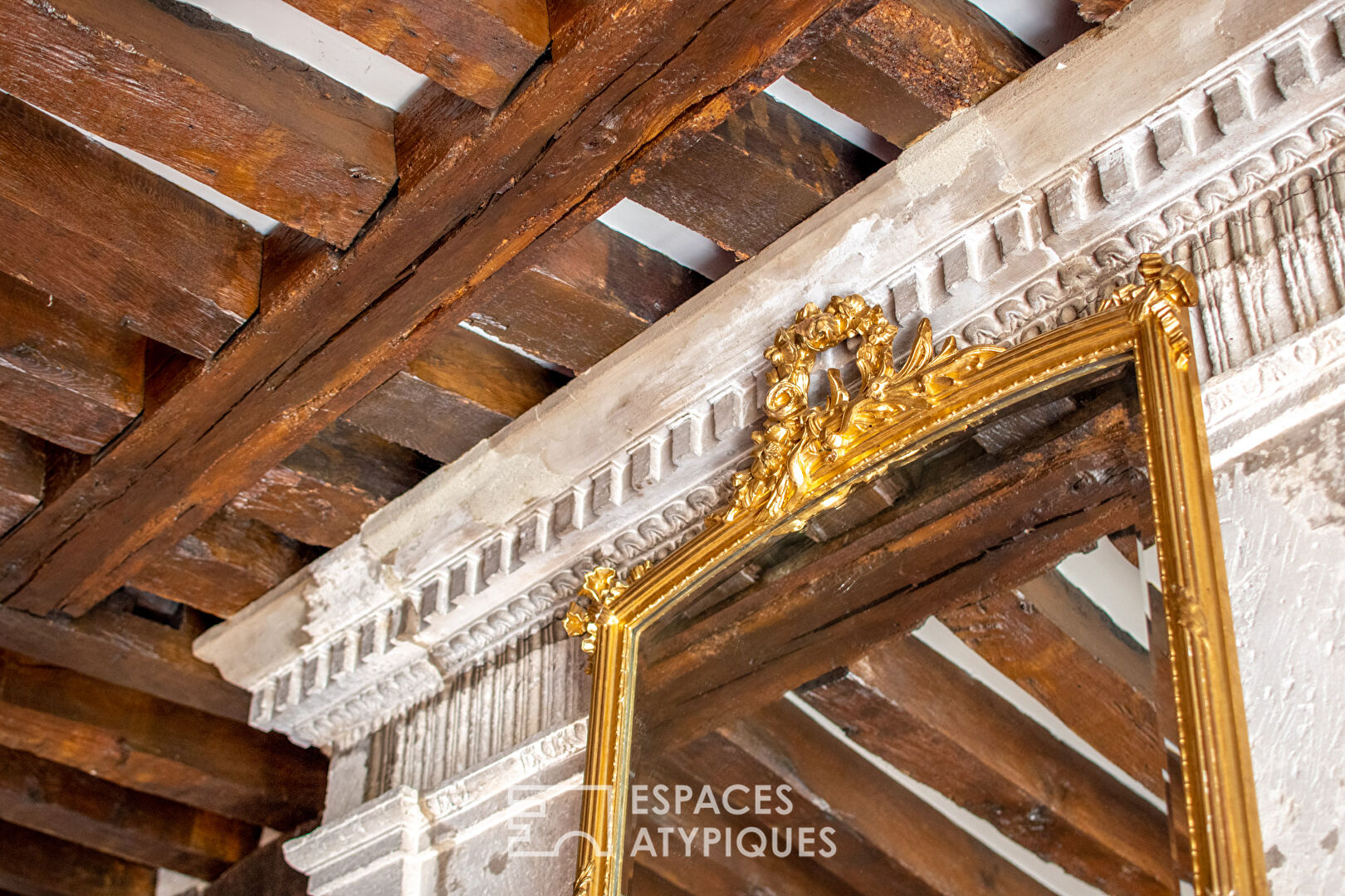 Grande maison de ville historique avec terrasse suspendue