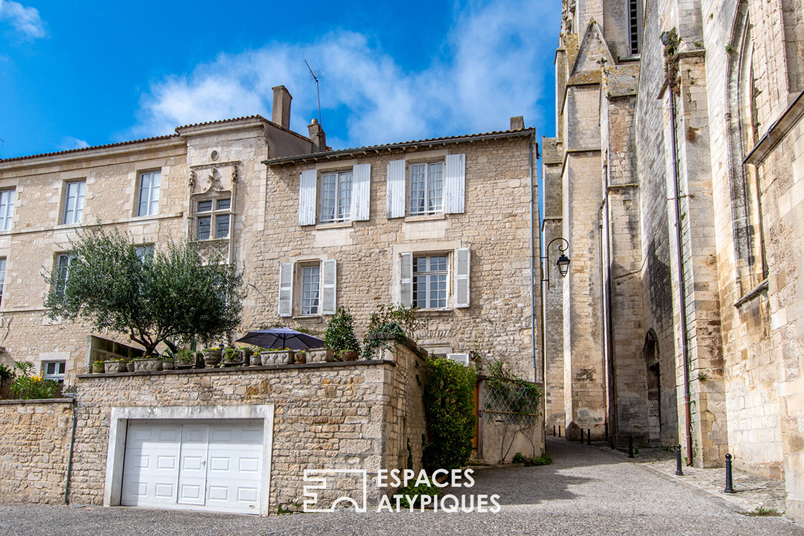 Grande maison de ville historique avec terrasse suspendue