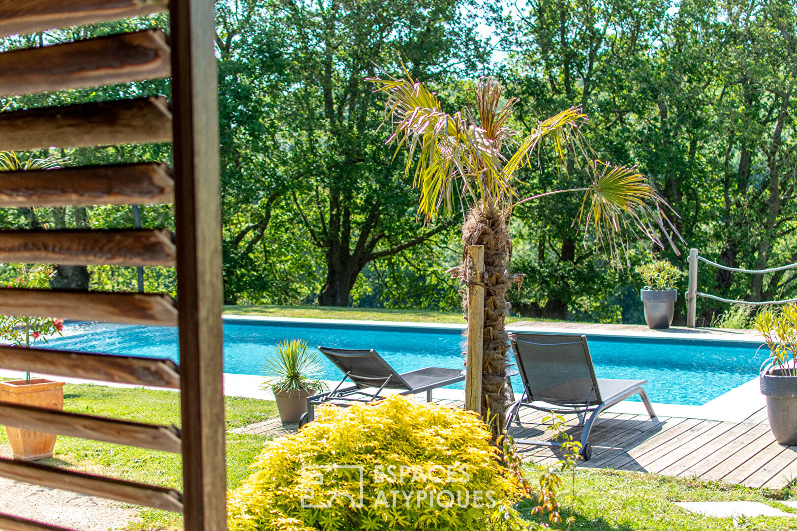 Authentique propriété en pierre avec piscine face à la nature