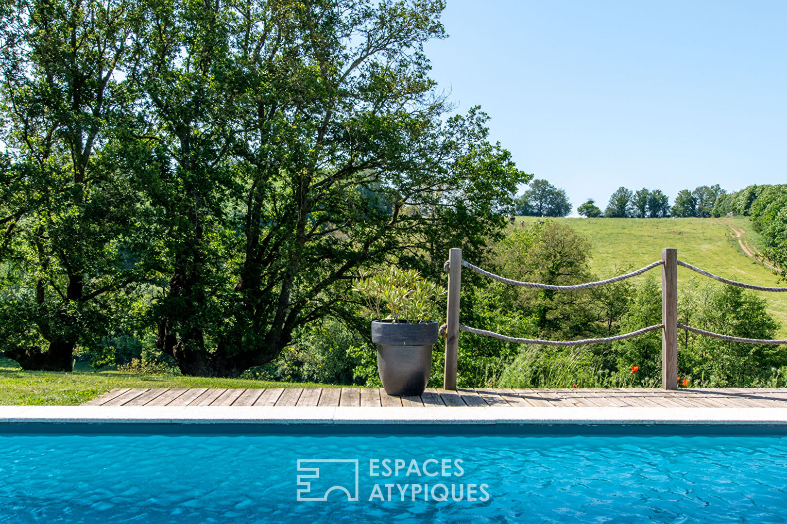 Authentique propriété en pierre avec piscine face à la nature