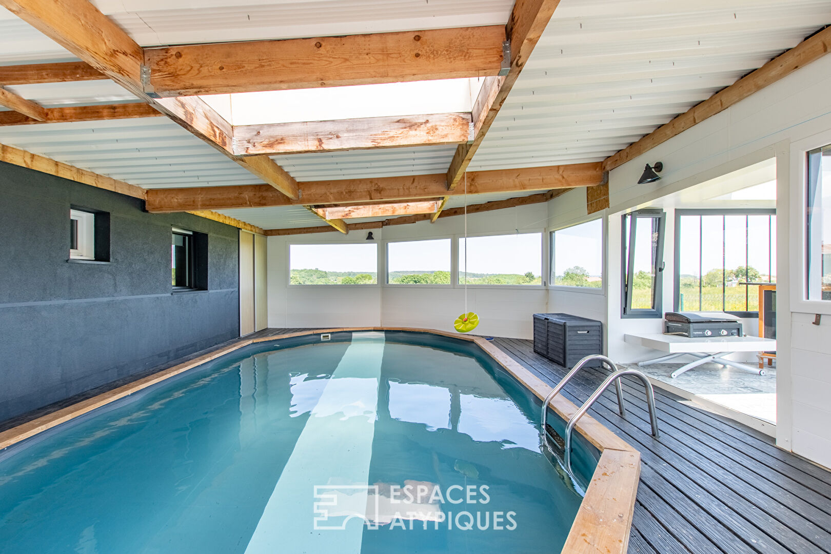 Belle contemporaine d’inspiration cubique avec piscine