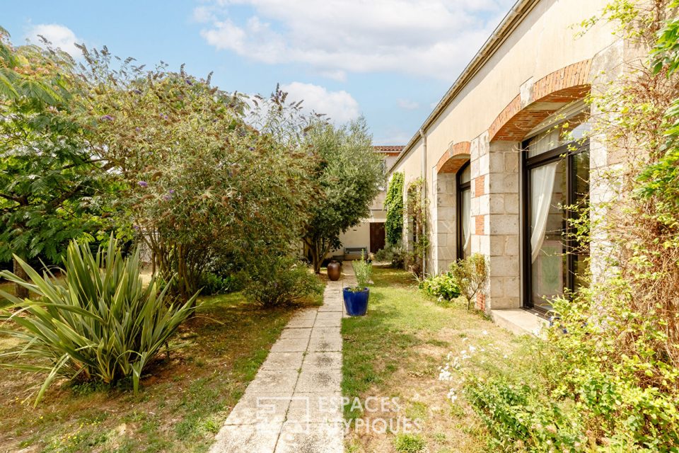 Grande maison de bourg dans son jardin arboré