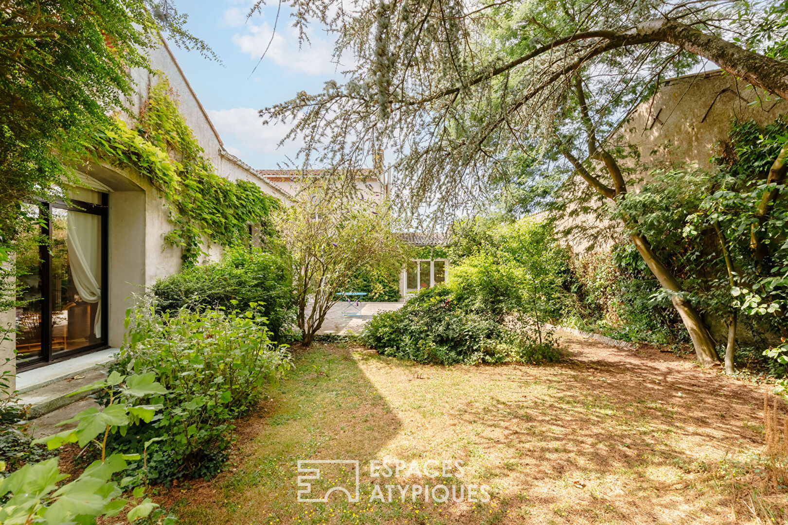 Grande maison de bourg dans son jardin arboré