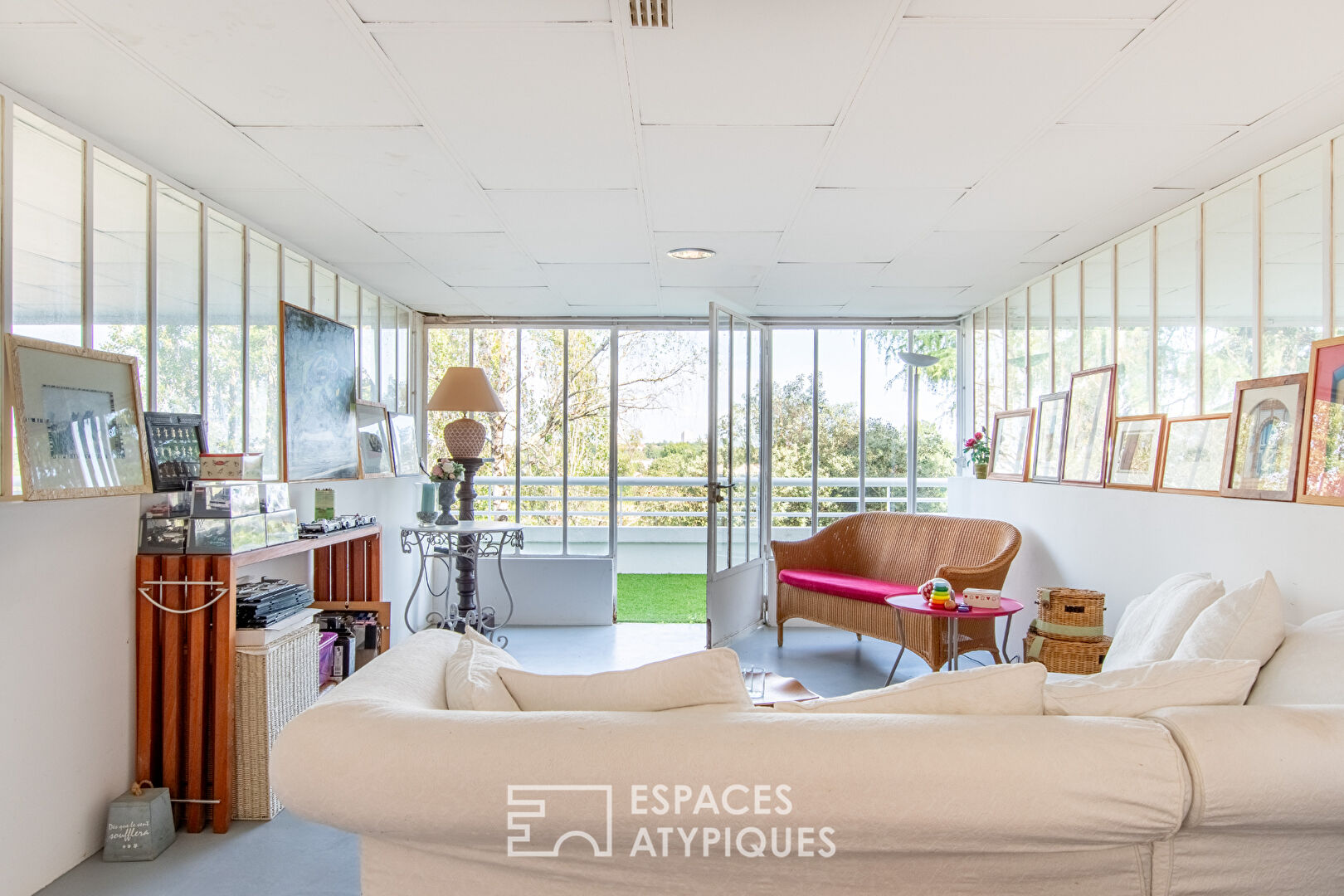 Exceptional Le Corbusier-inspired villa with panoramic view