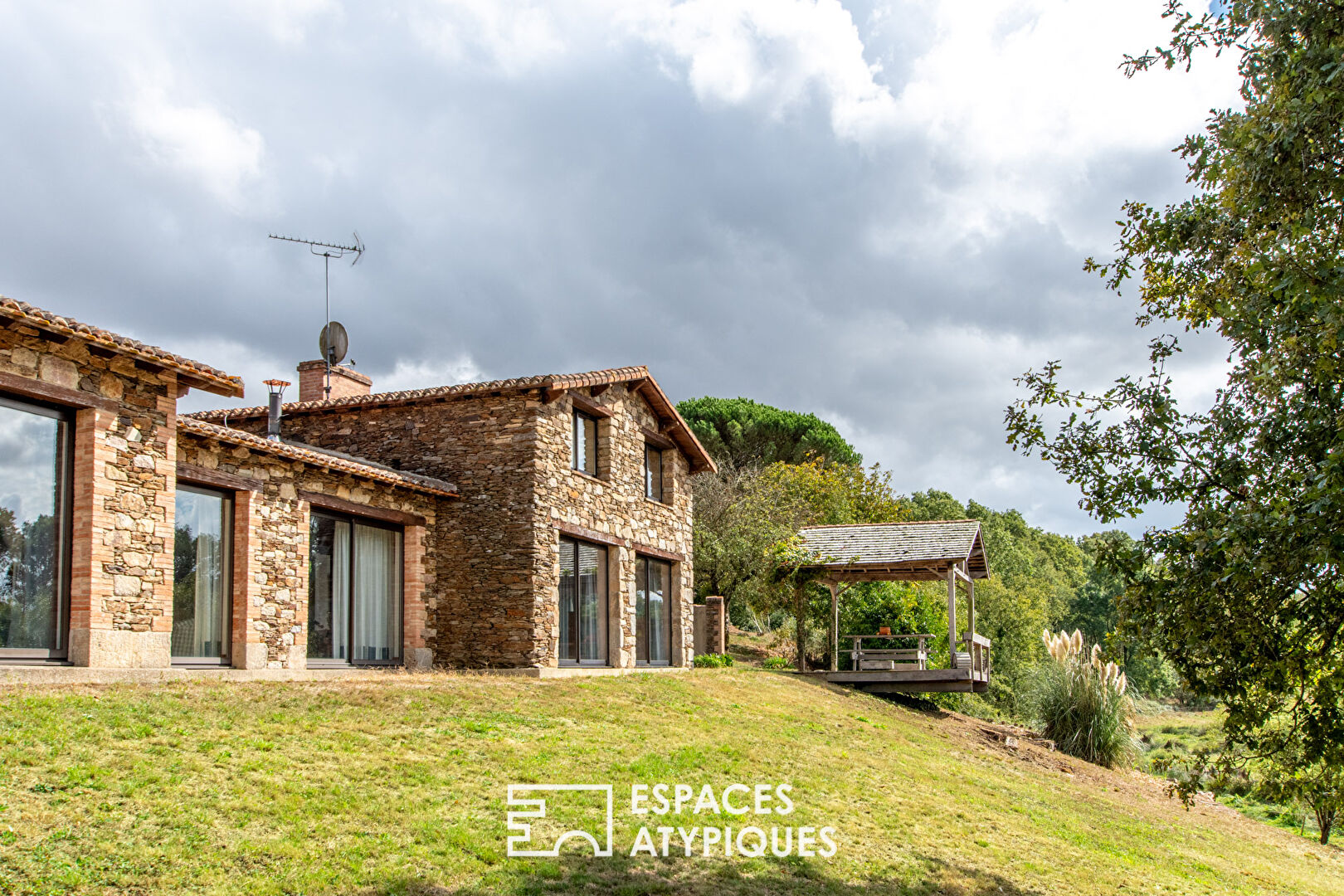 Authentique maison en pierre et son locatif en campagne