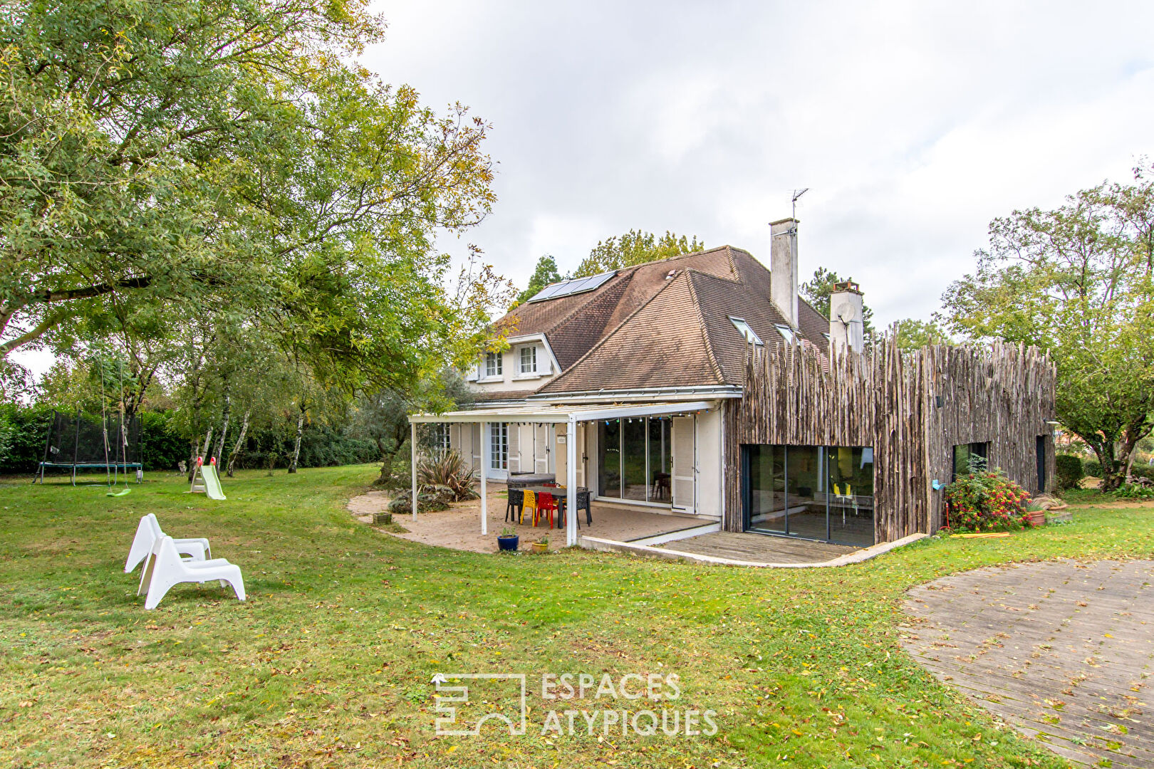 Elégante maison de style Ile-de-France rénovée avec piscine