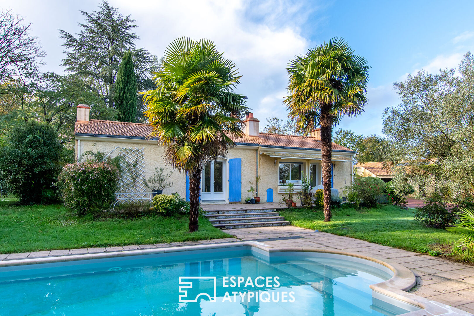 Maison de famille dans son parc arboré avec piscine