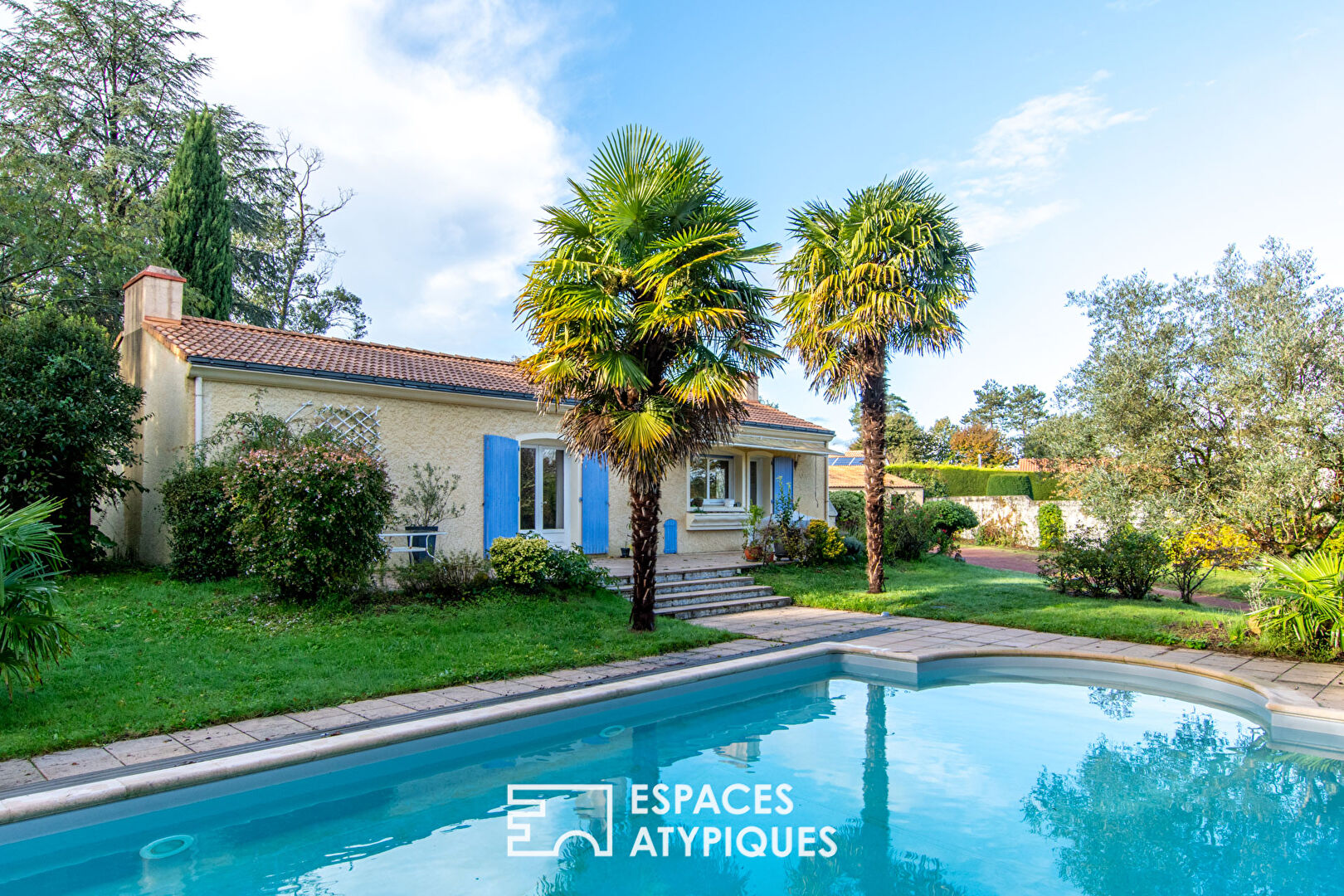 Maison de famille dans son parc arboré avec piscine