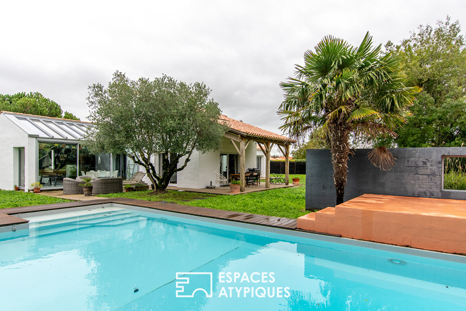 Bright Vendée in its lush garden with swimming pool