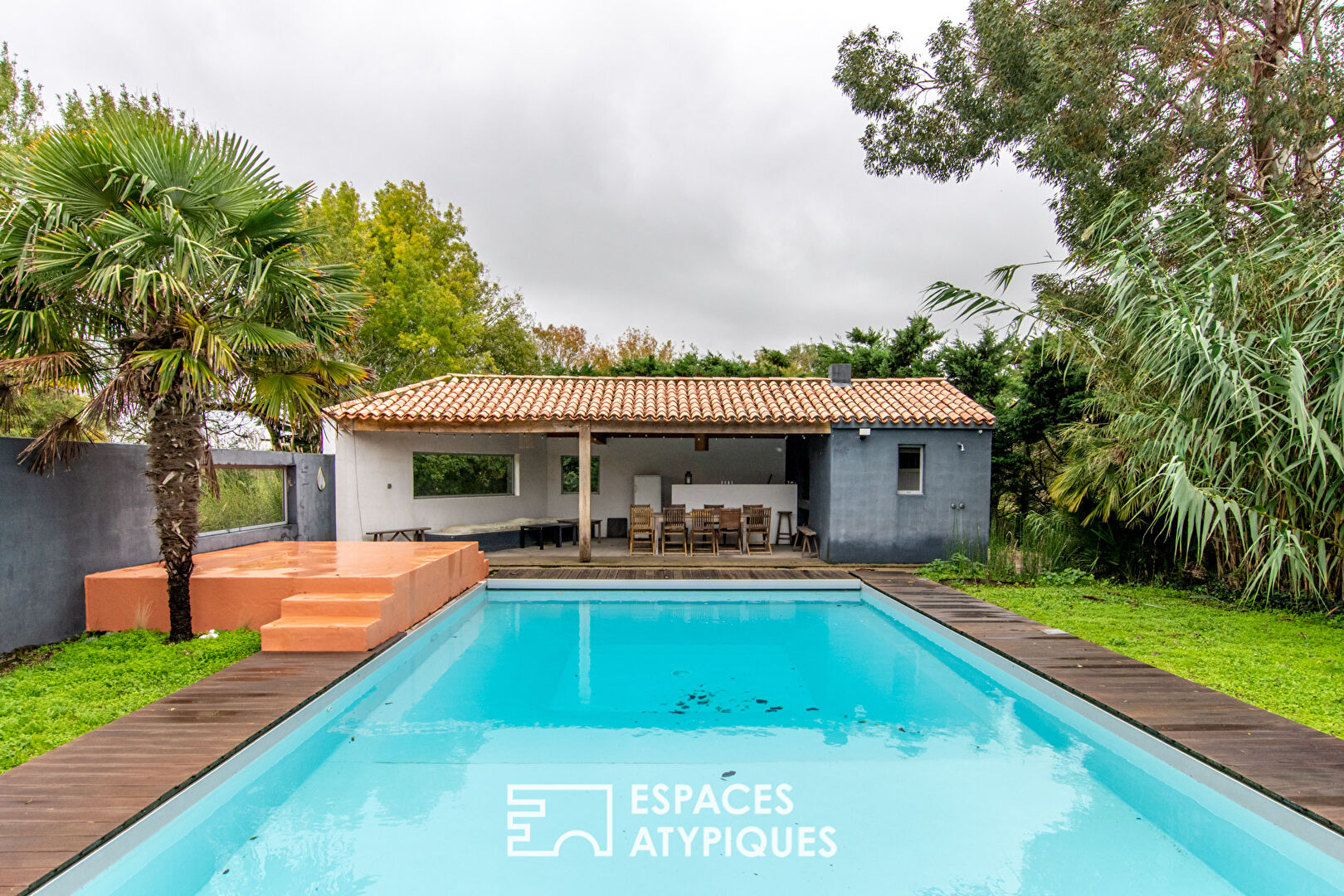 Bright Vendée in its lush garden with swimming pool