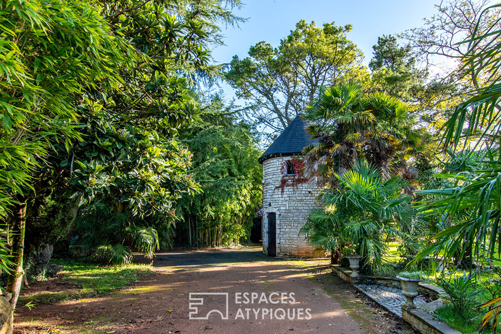 Maison de caractère avec piscine dans un cadre idyllique