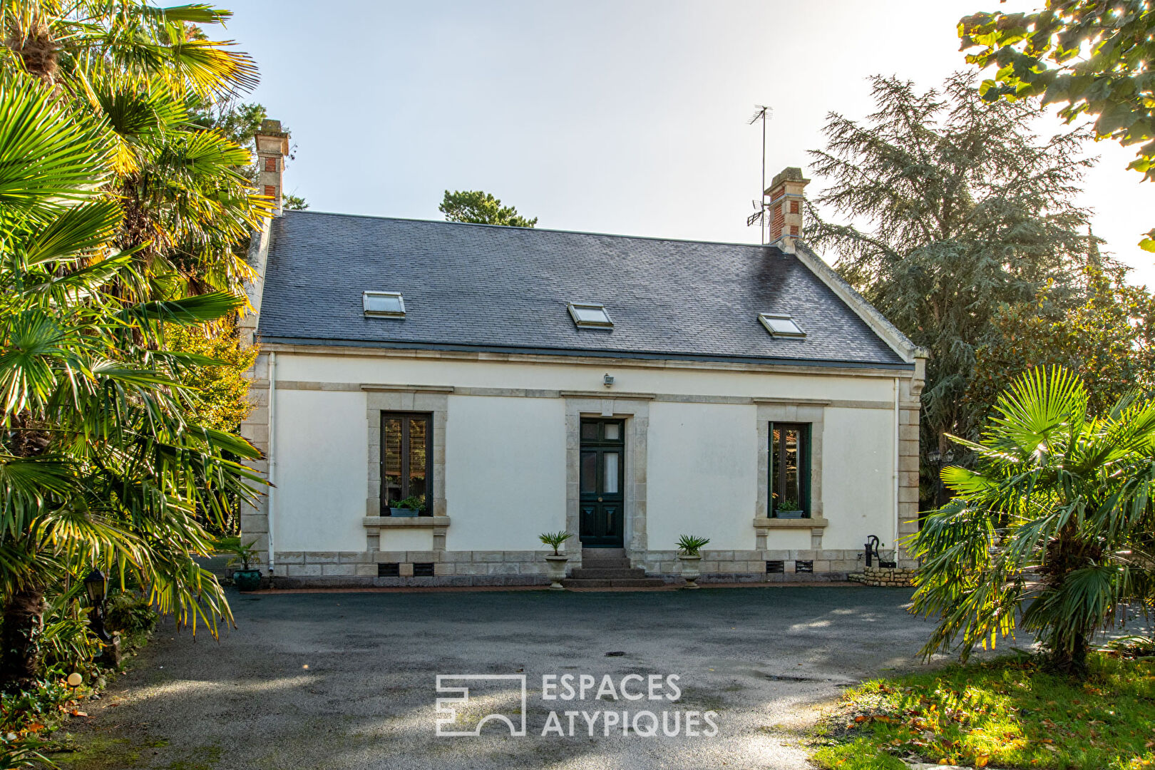 Maison de caractère avec piscine dans un cadre idyllique