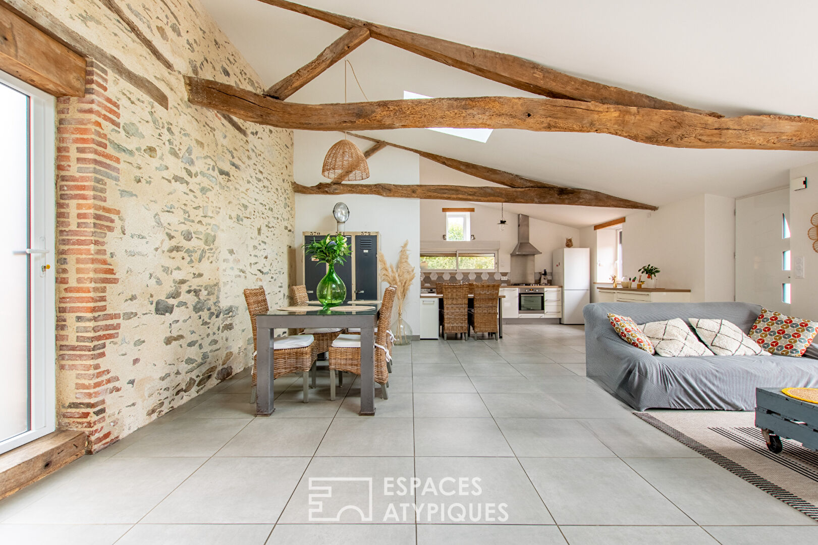 Renovated barn combining authenticity and modernity