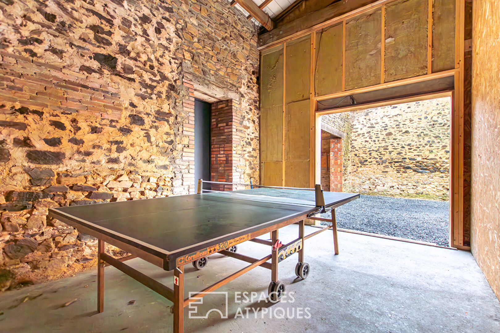 Renovated barn combining authenticity and modernity