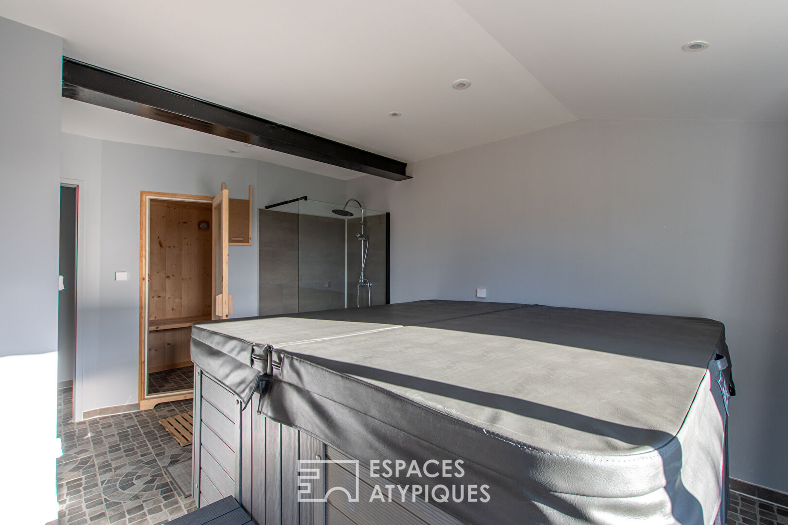 Charming 18th century property with gîtes and wellness area