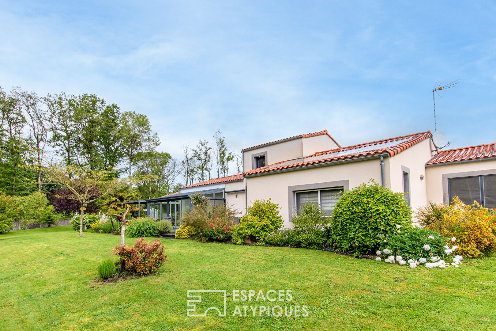 Maison d’architecte avec piscine intérieure en lisière de forêt