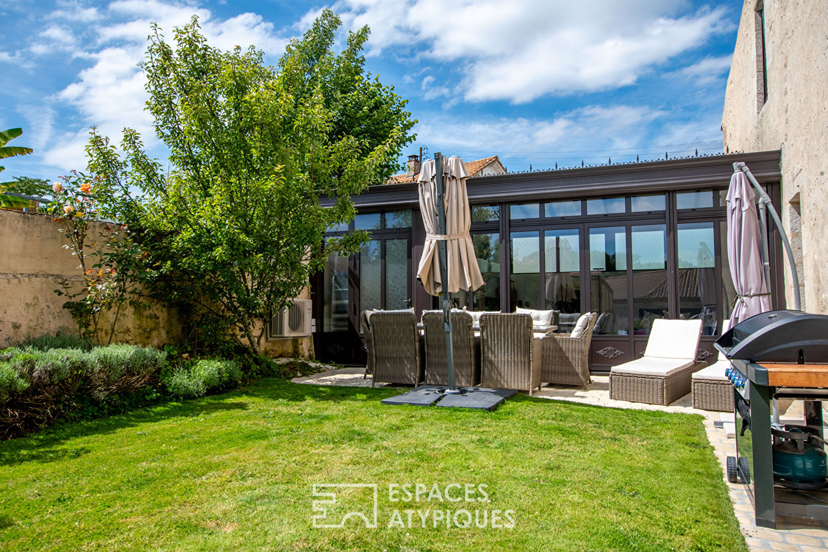 Propriété de caractère avec piscine