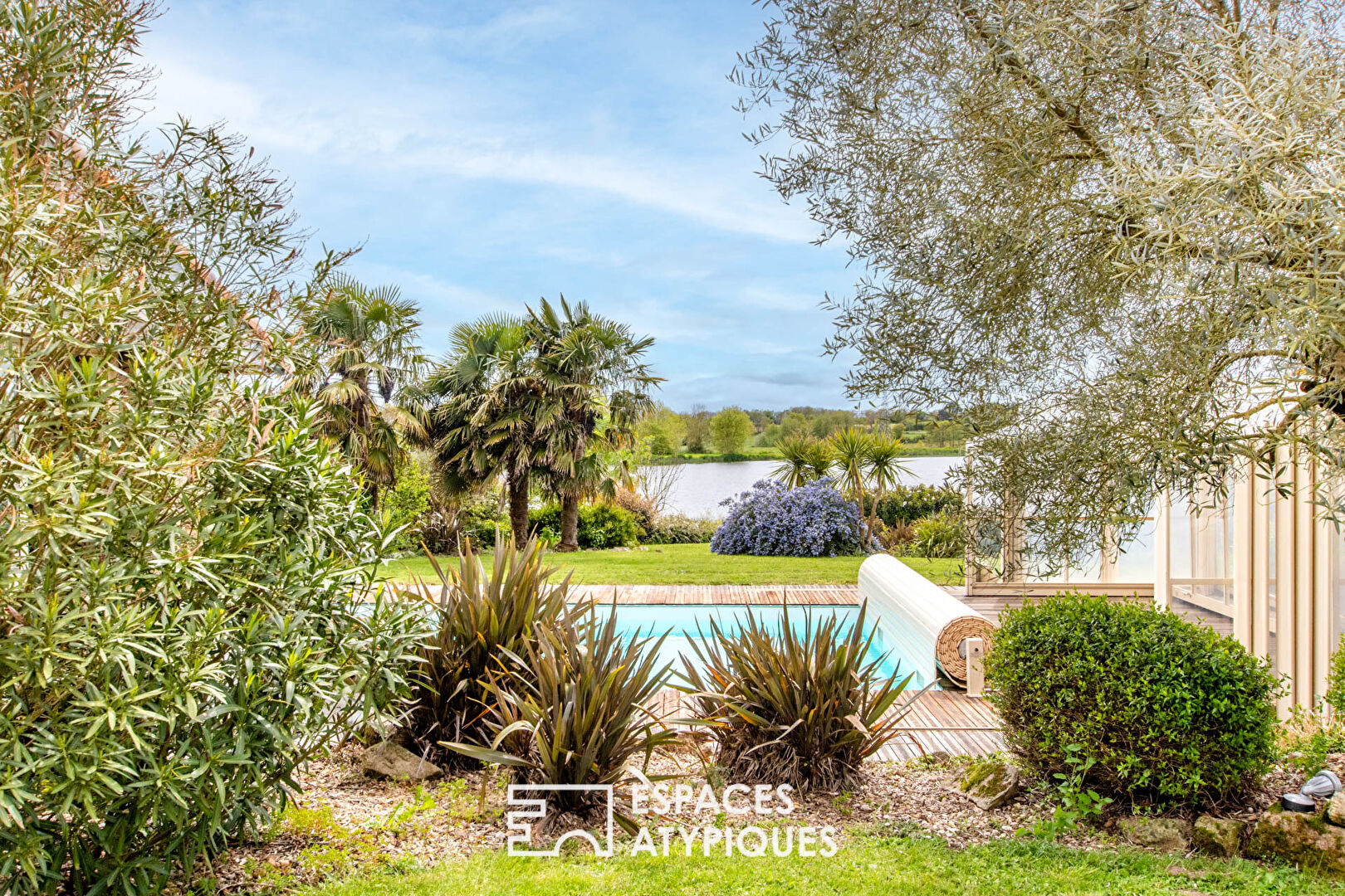 Farmhouse, swimming pool and outbuilding in a bucolic setting