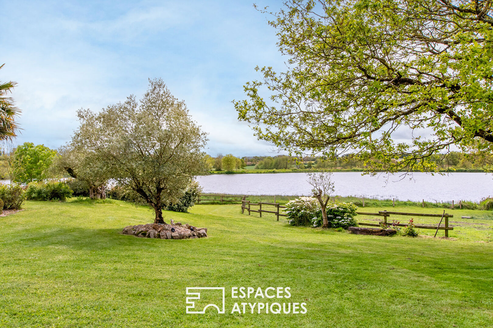 Farmhouse, swimming pool and outbuilding in a bucolic setting