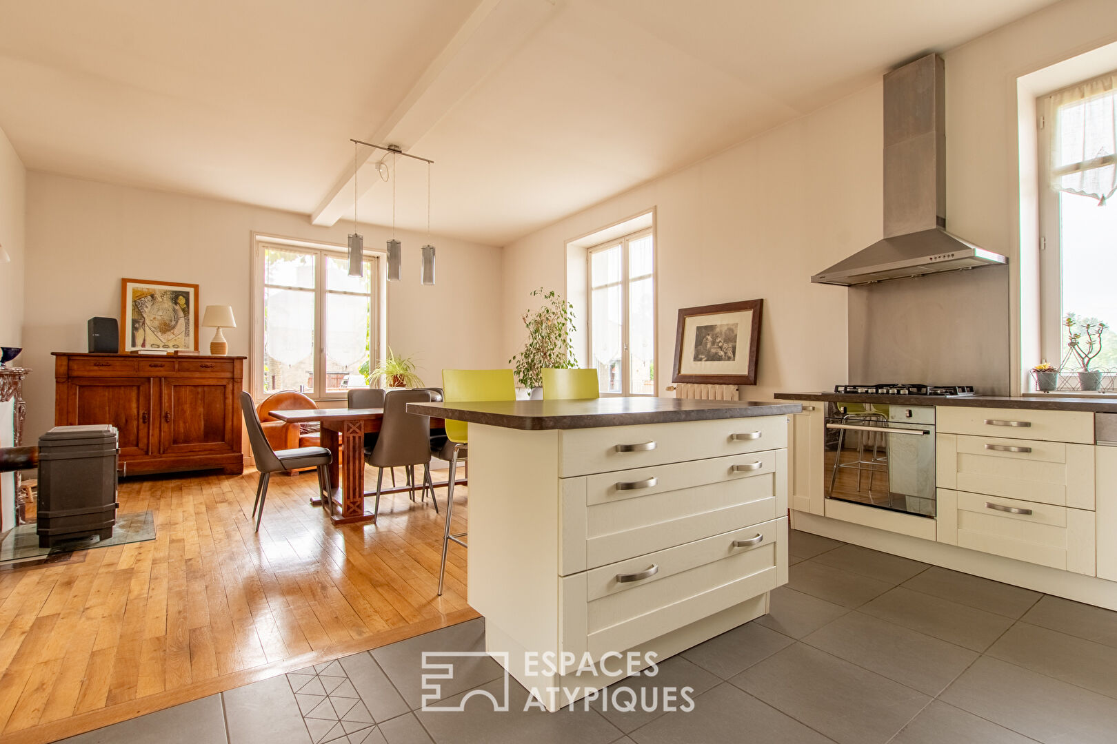 Superb bourgeois residence in the heart of the village with swimming pool