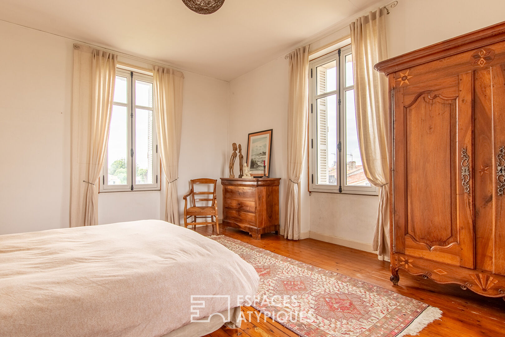 Superb bourgeois residence in the heart of the village with swimming pool
