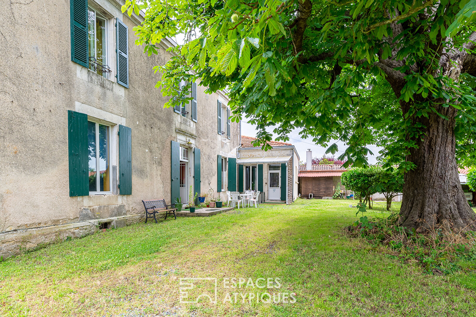 Ensemble immobilier autour d’une maison bourgeoise