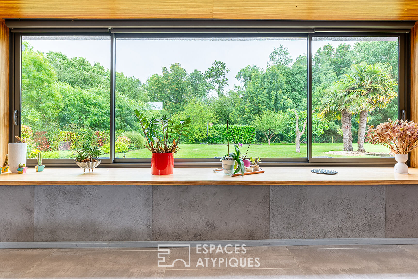 Belle contemporaine de plain pied avec piscine