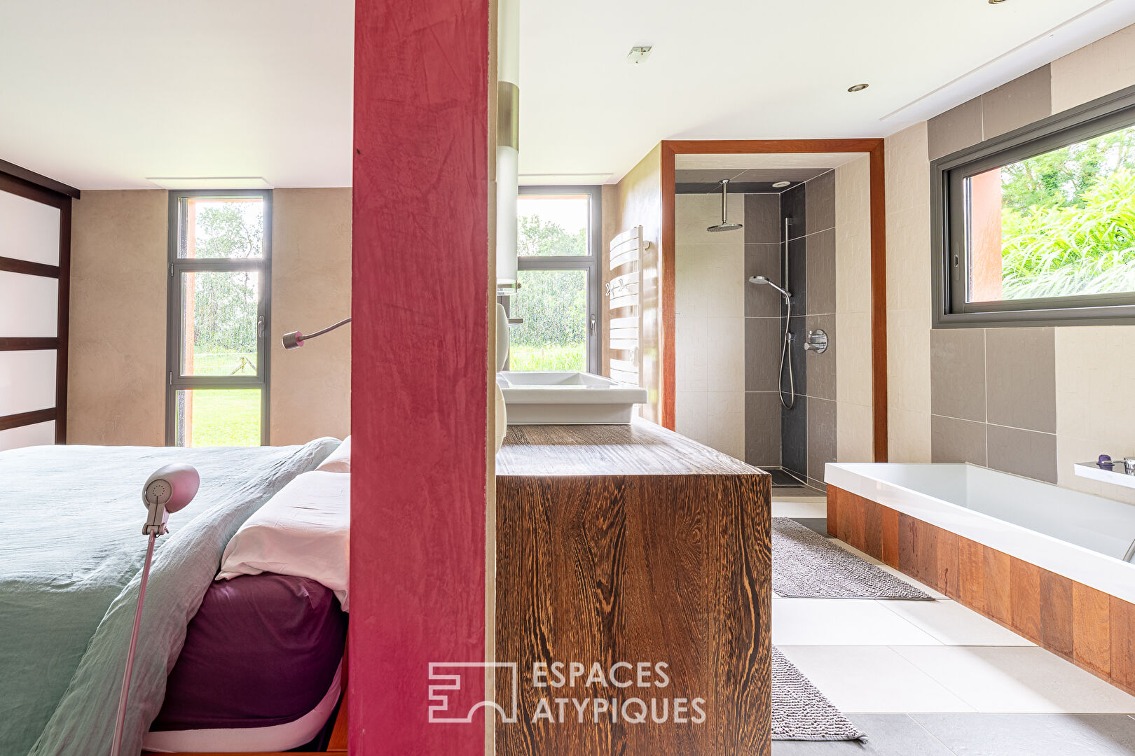 Belle contemporaine de plain pied avec piscine