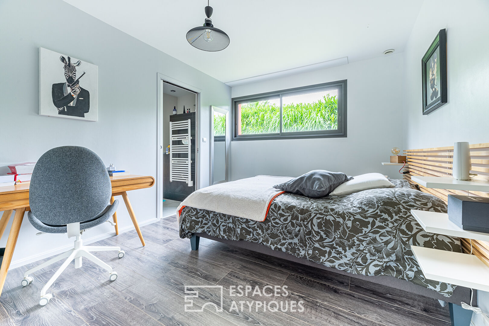 Belle contemporaine de plain pied avec piscine