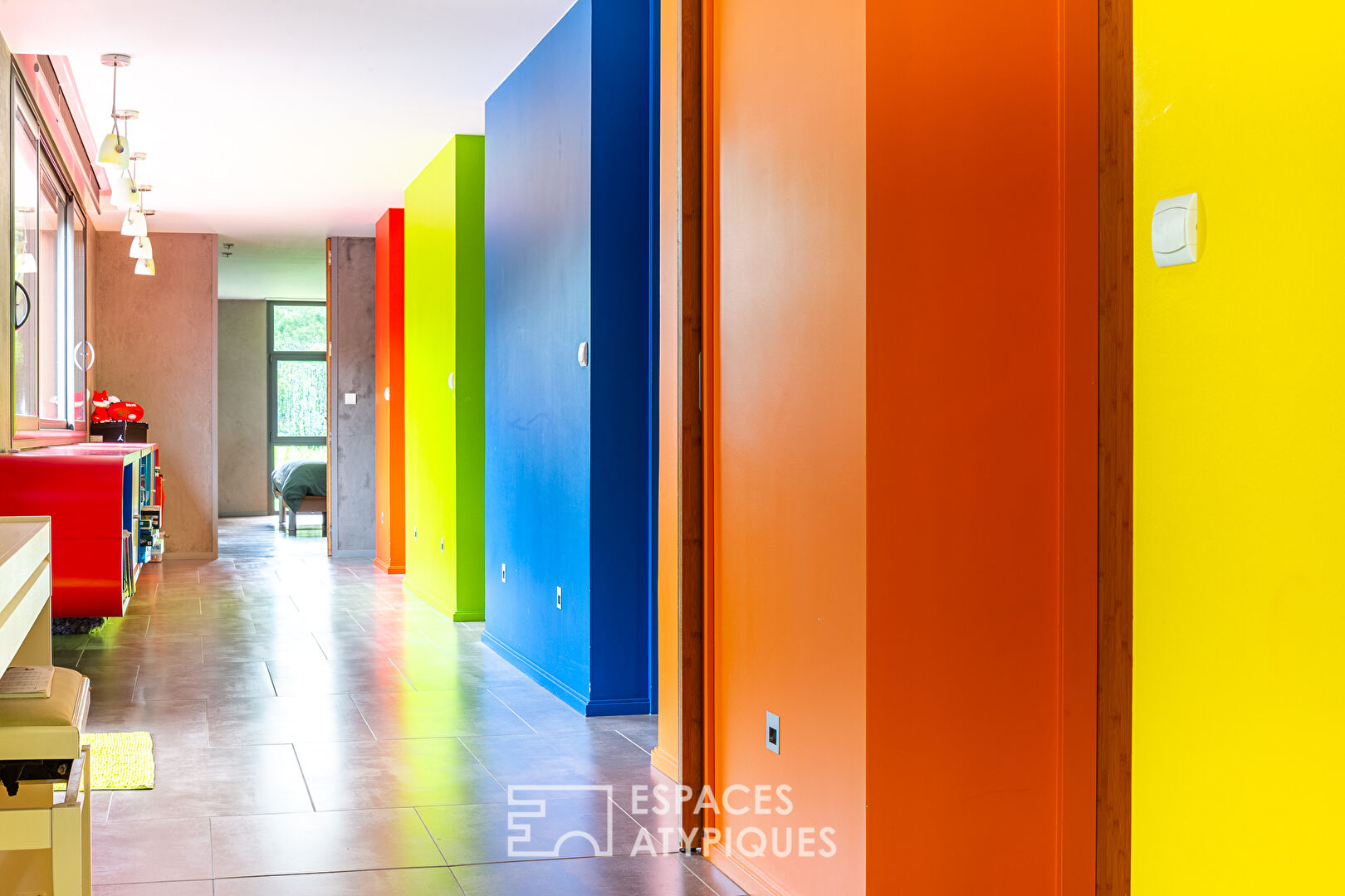 Belle contemporaine de plain pied avec piscine