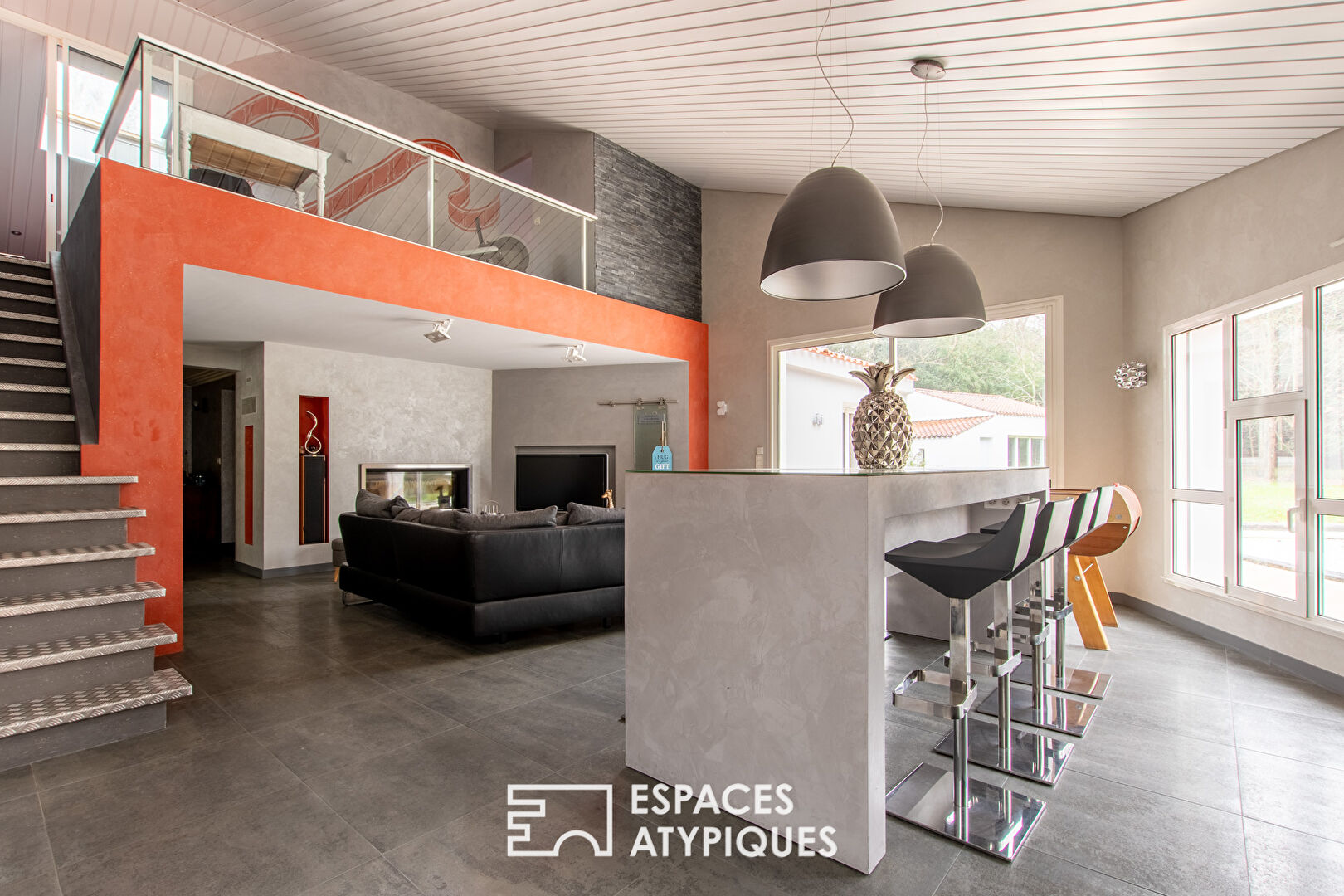 Architect-designed house with swimming pool