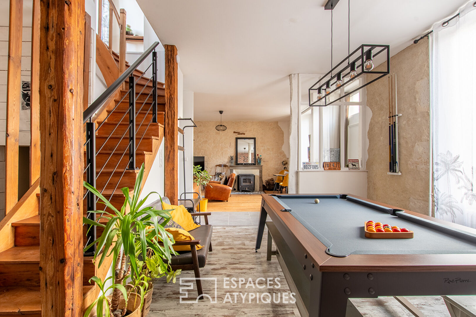 Bourgeois house with swimming pool in the city center